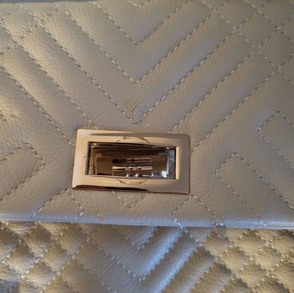 NWOT cute crossbody or shoulder bag. THIS IS NOT LEATHER. Cream/White - Picture 6 of 10